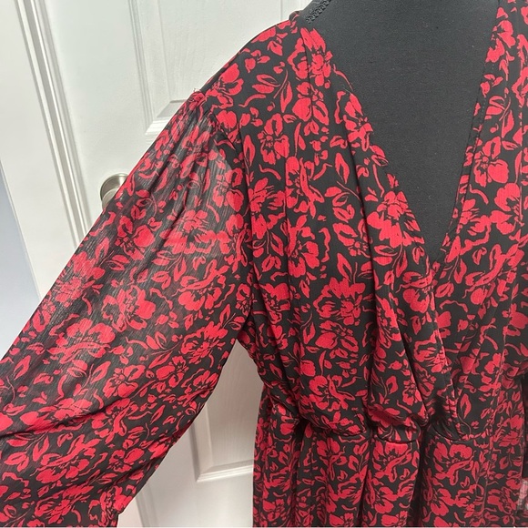 Torrid - Midi Crinkle Chiffon Surplice Balloon Sleeve Dress - Picture 4 of 11